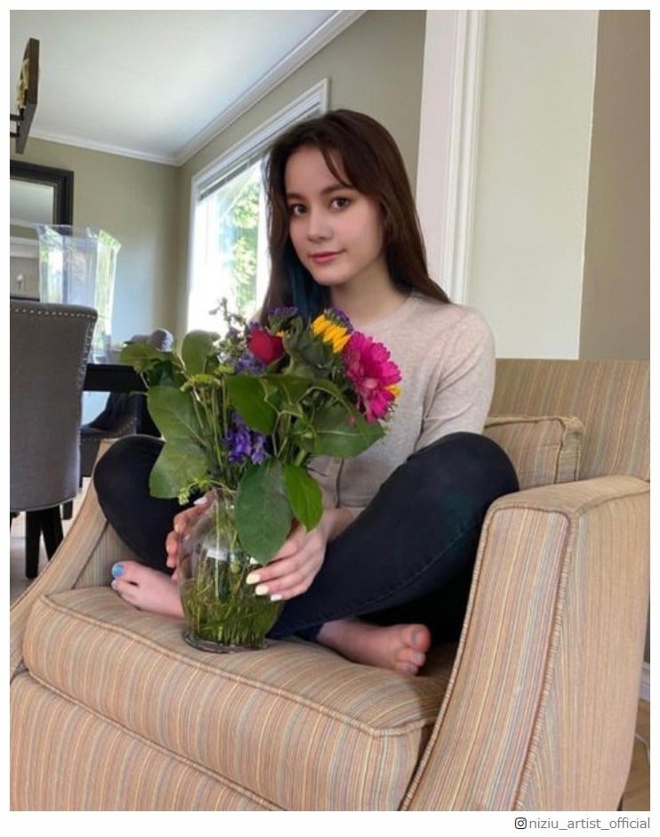 NiziUニナ、前髪分けショットに「大人っぽい」「薔薇が似合う」の声