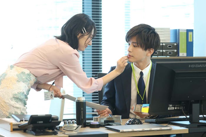 武田玲奈、岩田剛典「あなたがしてくれなくても」第3話より(C)フジテレビ