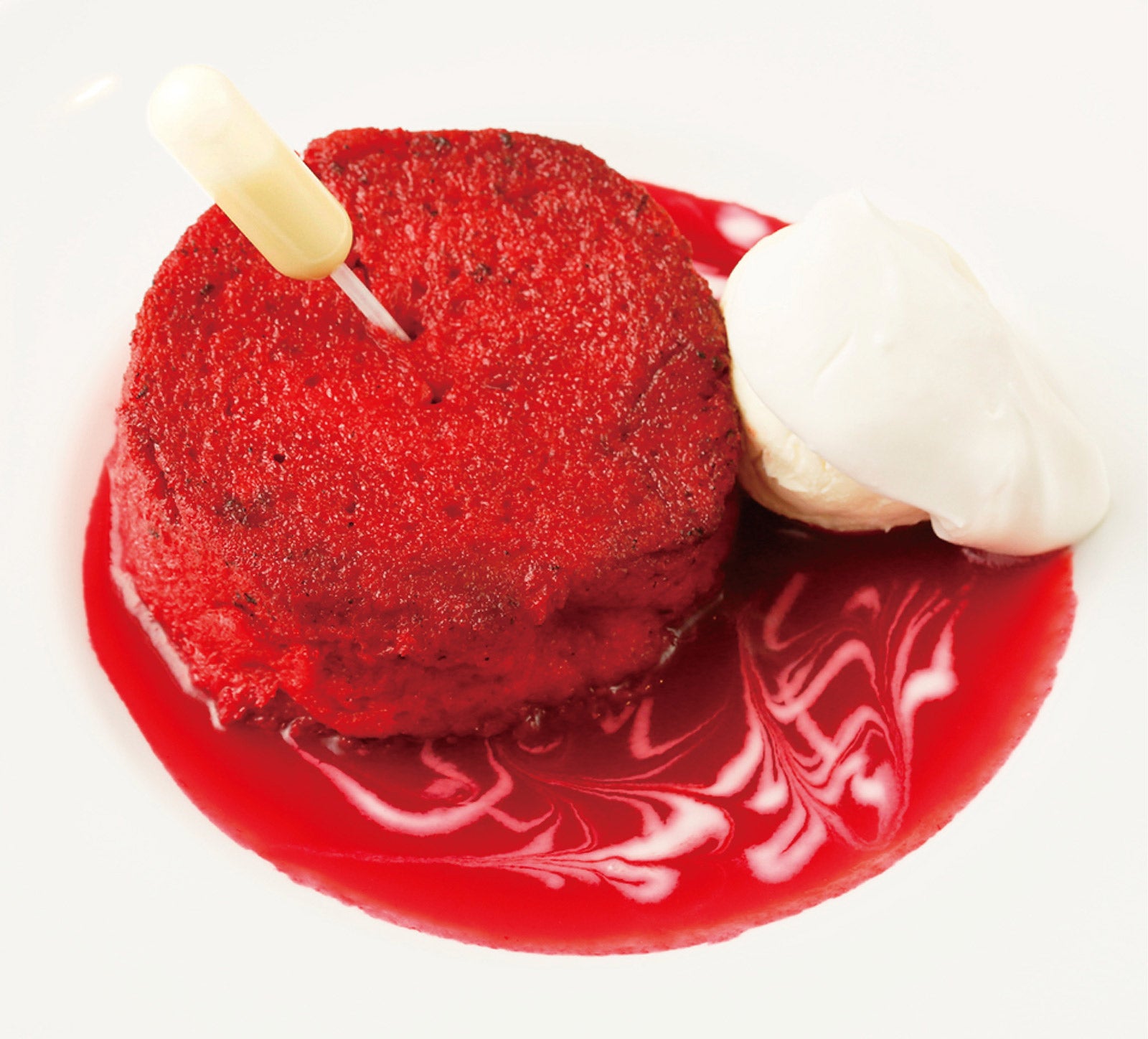真っ赤なふわとろフレンチ ～レッドベルベット～ ホワイトチョコレートソース／画像提供：コンテンポラリープランニングセンター