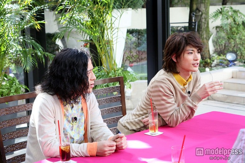 左から：又吉直樹、三浦春馬／画像提供：関西テレビ