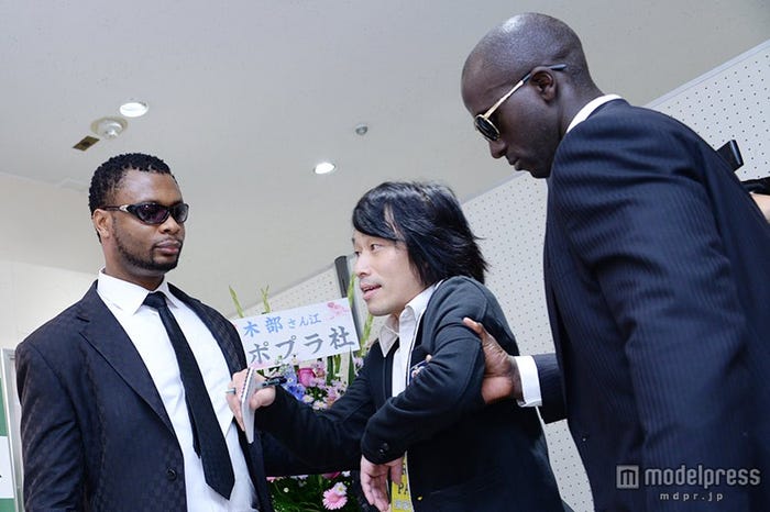 ボディガードにつまみ出される失礼記者