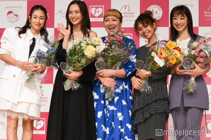 「ベストマザー賞」を受賞したBENI、優木まおみ、丸山桂里奈、peco、川田裕美(C)モデルプレス