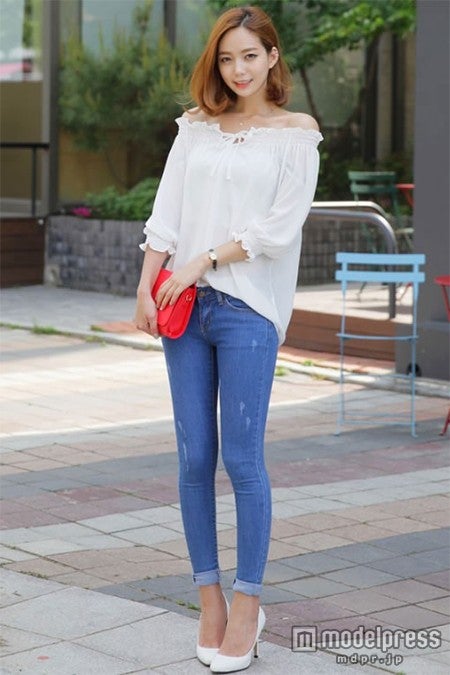 デニムパンツとシンプルに合わせてもOK／画像提供：「PLATINUMshop」