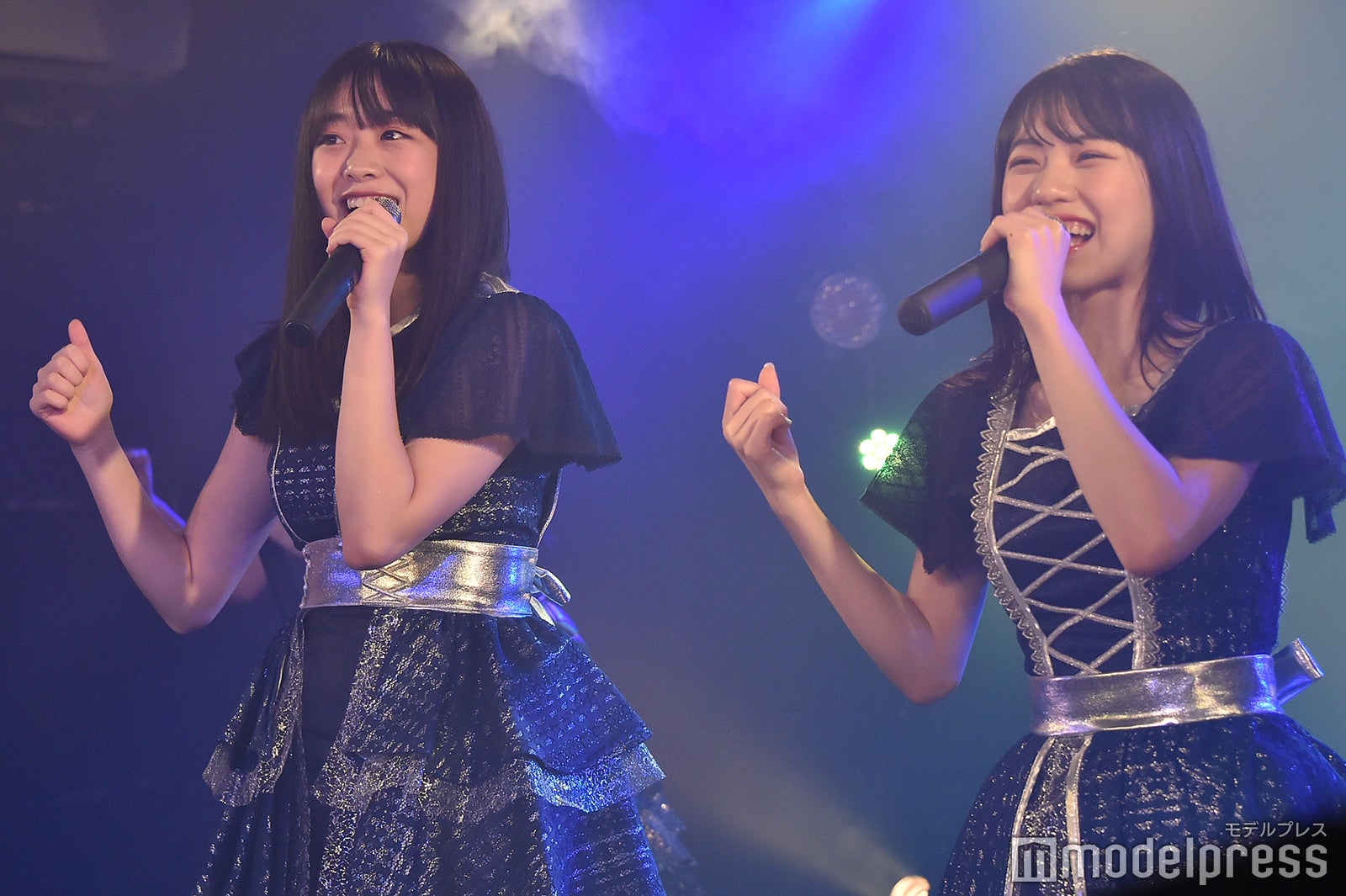 （左から）白川蘭珠、鳴海寿莉亜（C）モデルプレス