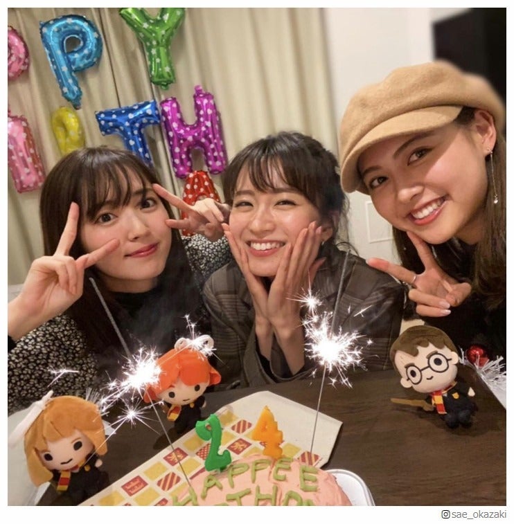 岡崎紗絵バースデーを“親友”鈴木愛理＆松元絵里花がサプライズ祝福 手作り“ハリポタ”ケーキに反響