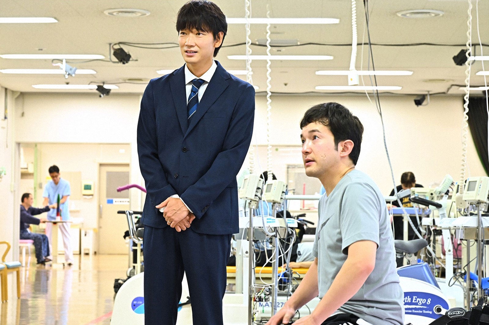 綾野剛、浅利陽介／「オールドルーキー」第6話より（C）TBS