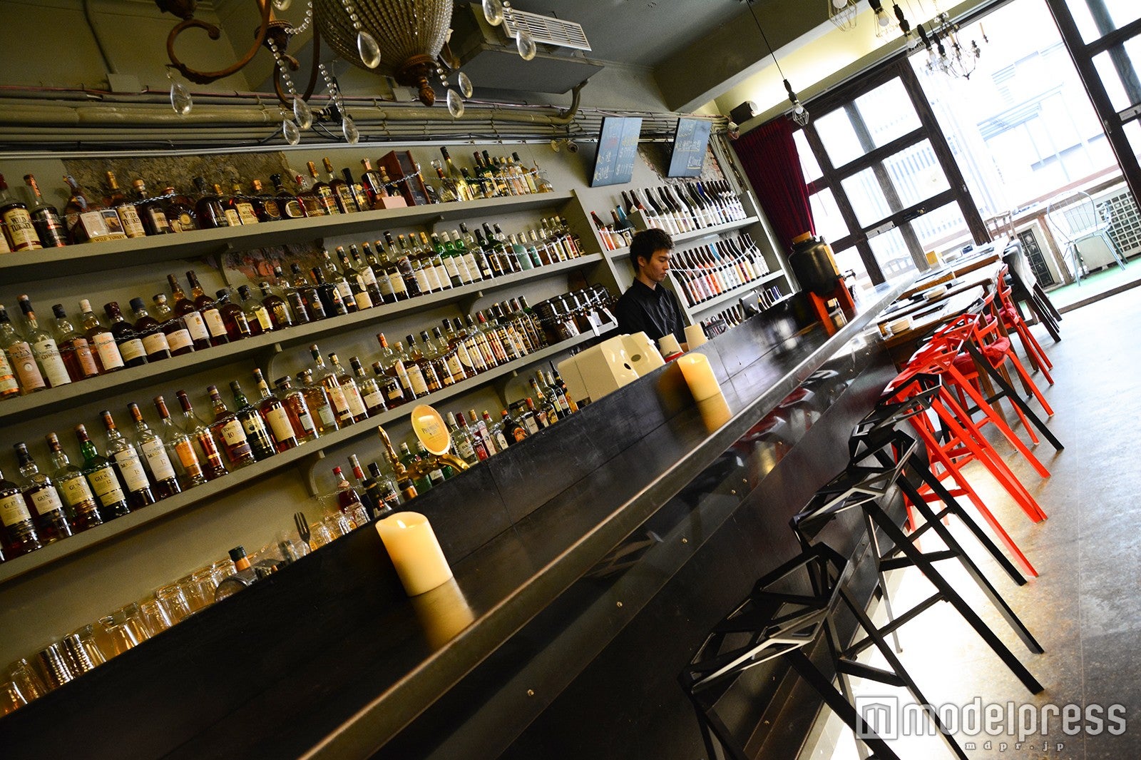 カフェ＆バーも（C）モデルプレス