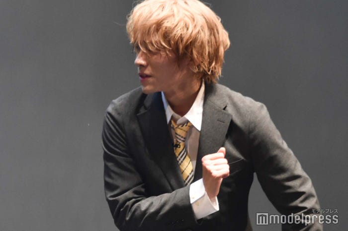 バトンが渡されるかと思いきやストリートスナップを撮影される山下幸輝(C)モデルプレス