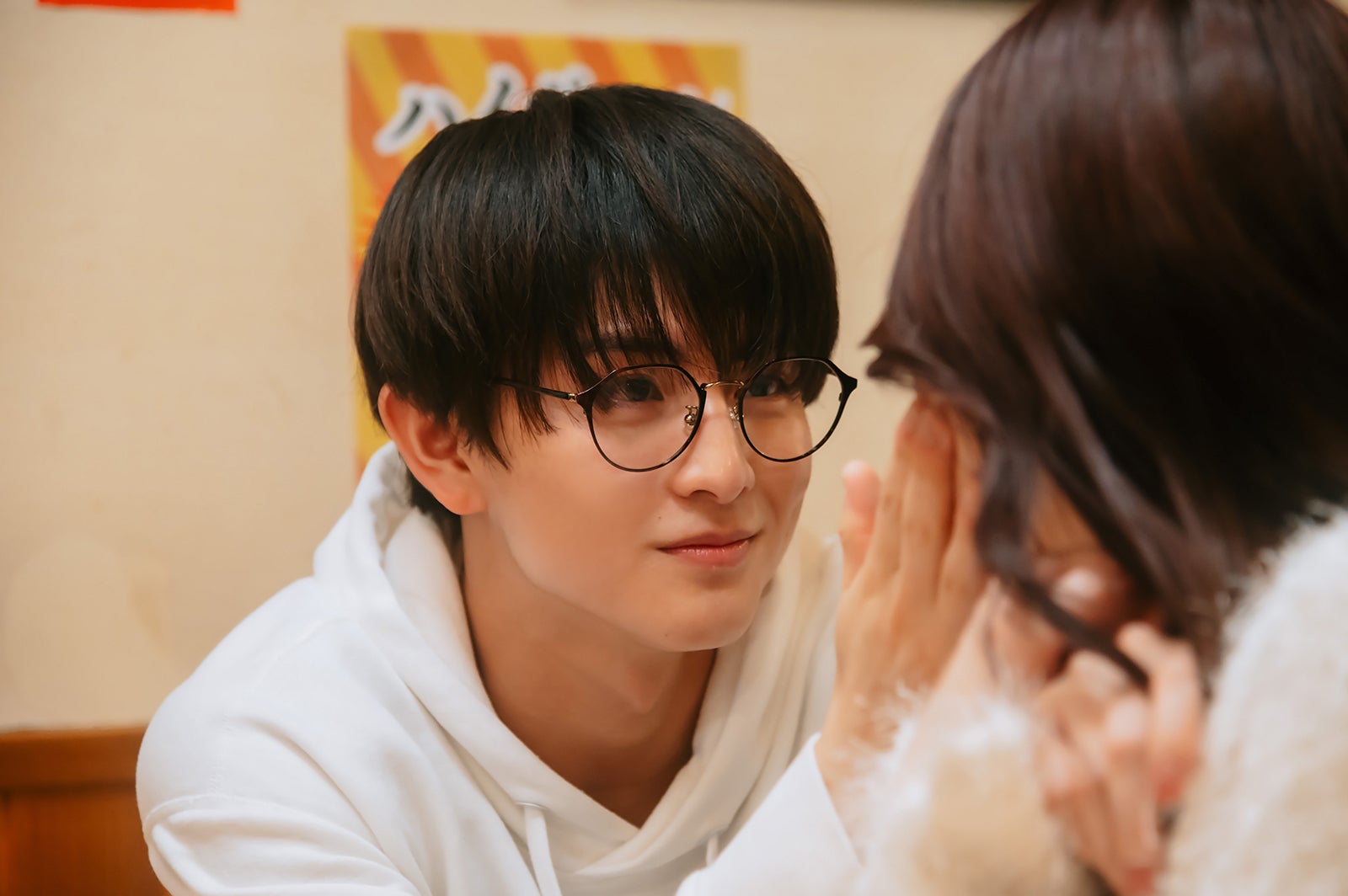 【年下童貞くんに翻弄されてます 第1話】花恋（森香澄）、帝都（柏木悠）らとの飲み会で泥酔 ホテルで目覚ます