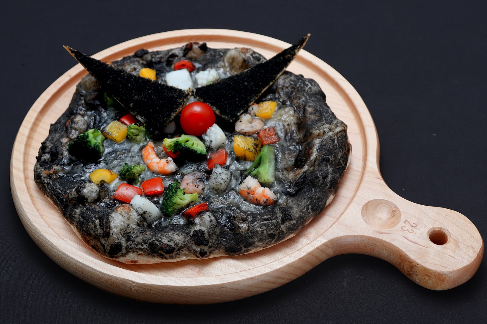 窯焼きナポリピッツァ RX-78-2 GUNDAM Ver. GUNDAM Cafe　1,320円／画像提供：BANDAI SPIRITS