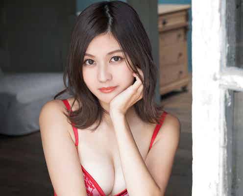 林ゆめ、Fカップ美バストで悩殺 SEXY“彼シャツ風”ショットも<アザーカット到着>