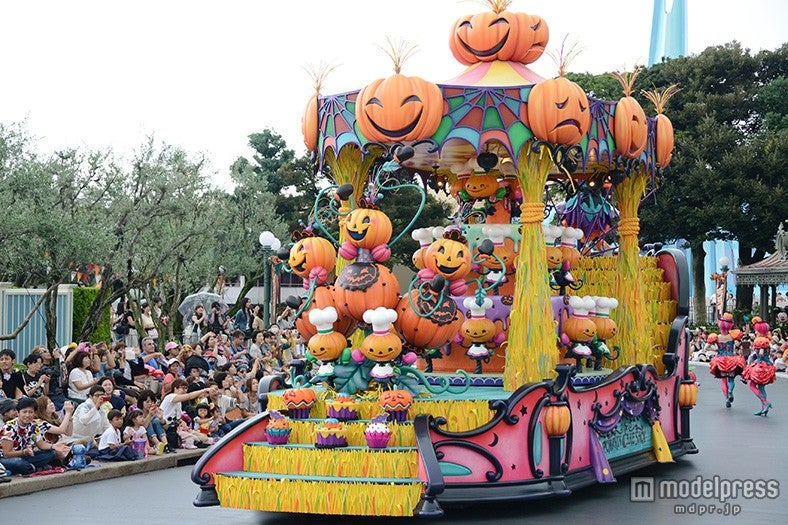 パレード「ハッピーハロウィーンハーベスト」／新しい装飾が施されたフロート