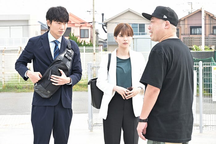 (左から)綾野剛、芳根京子、桂宮治/「オールドルーキー」第2話より(C)TBS