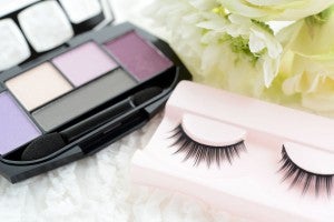 つけまつ毛とアイシャドウ