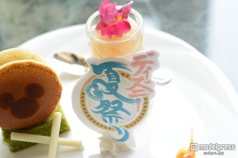 ロゴは砂糖菓子、ライチーゼリーと白桃のコンポート