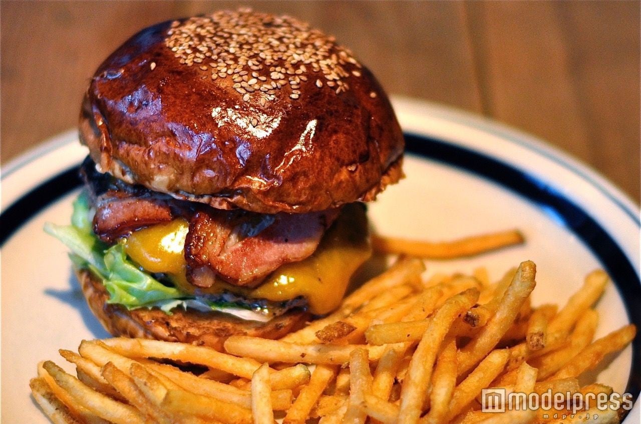 おすすめメニューのベーコンチーズバーガー／画像提供：ラリス