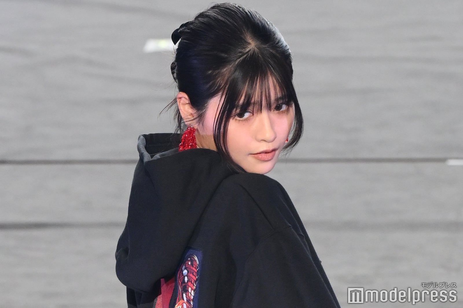 景井ひな、“超ミニ丈”スリットで太ももチラ見せ＜TGC フェス 山梨 2023＞