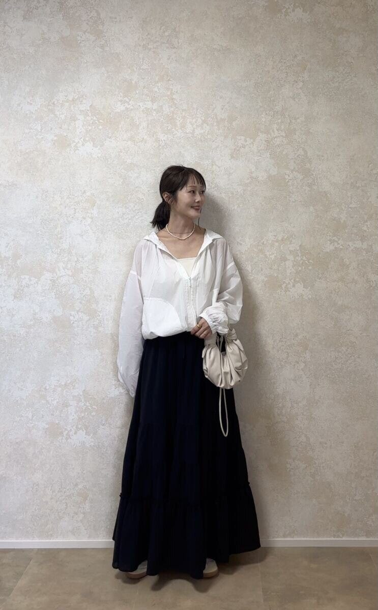 GU　UVカットシアーパーカ　黒ティアードスカート×白バッグコーデ