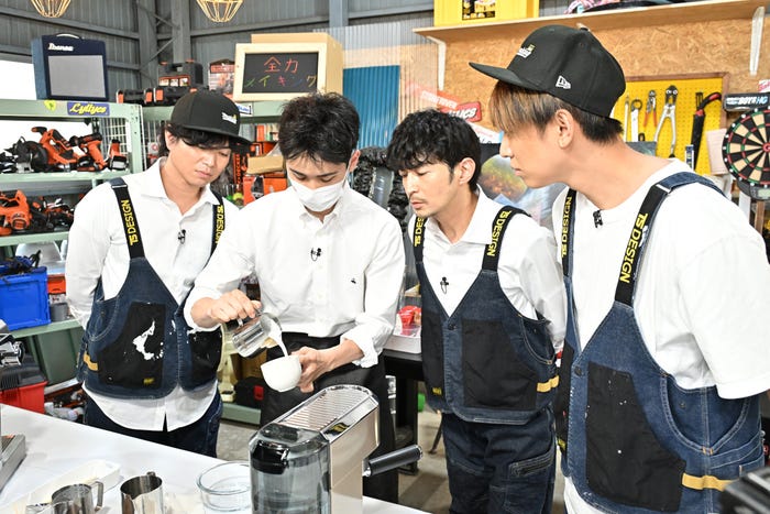 加藤シゲアキ、伊藤大貴さん、津田健次郎、小山慶一郎(C)TBS