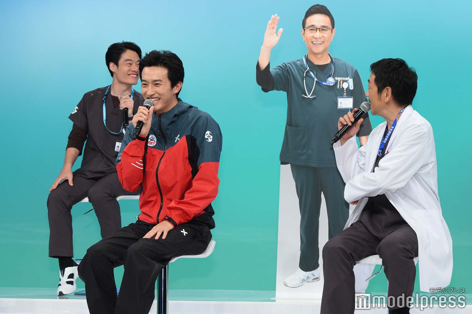 （後列）近藤公園、八嶋智人パネル（前列）杉野遥亮、大森南朋（C）モデルプレス