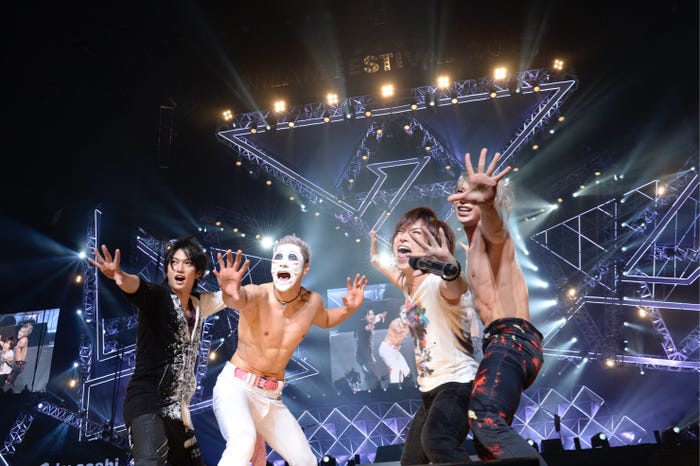 ゴールデンボンバー(C)テレビ朝日 ドリームフェスティバル 2017/写真:岸田哲平