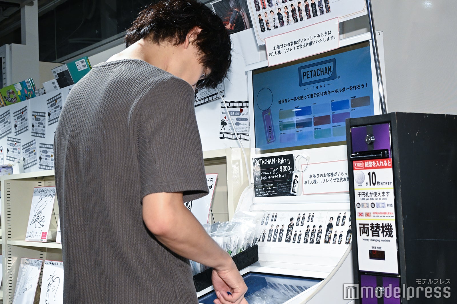 ステッカーを作る太田将熙（C）モデルプレス