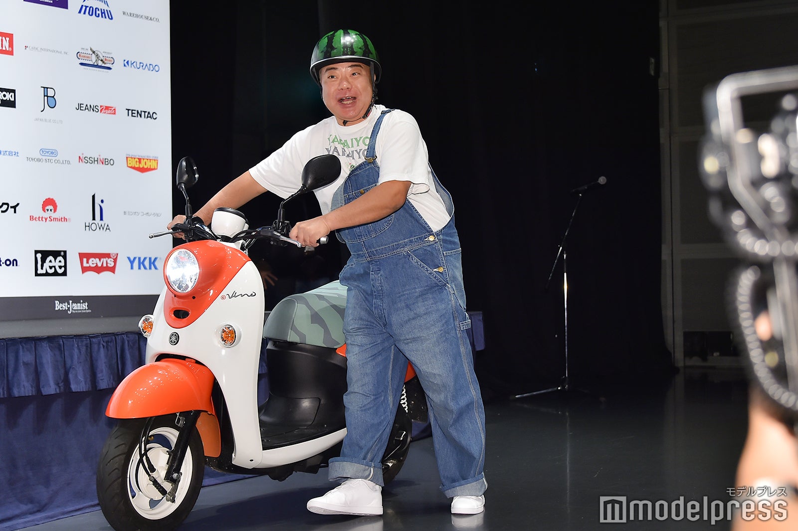 「出川哲朗の充電させてもらえませんか？」のバイクを押して登場した出川哲朗 （C）モデルプレス