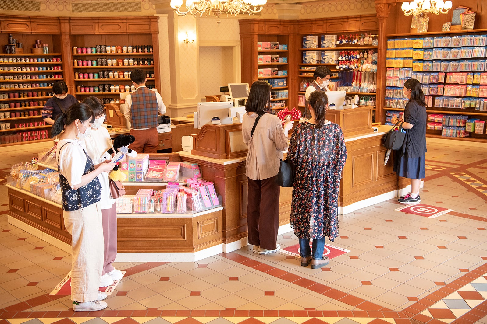 グランドエンポーリアム（C）Disney