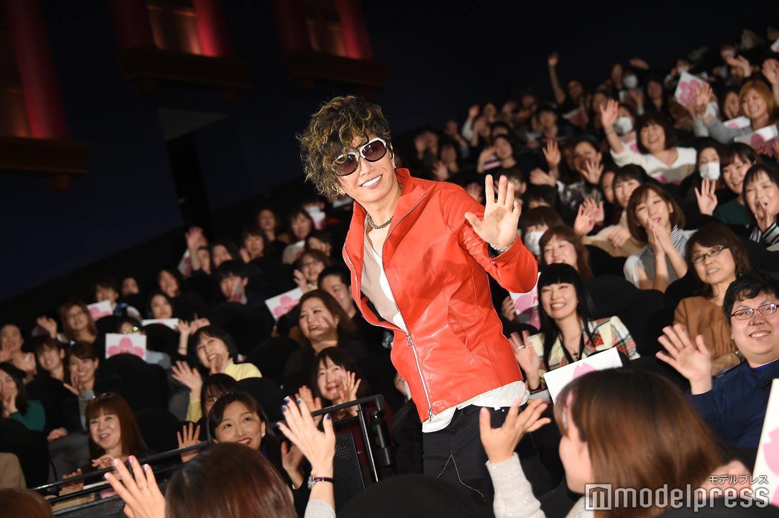 ファンに手を振るGACKT（C）モデルプレス