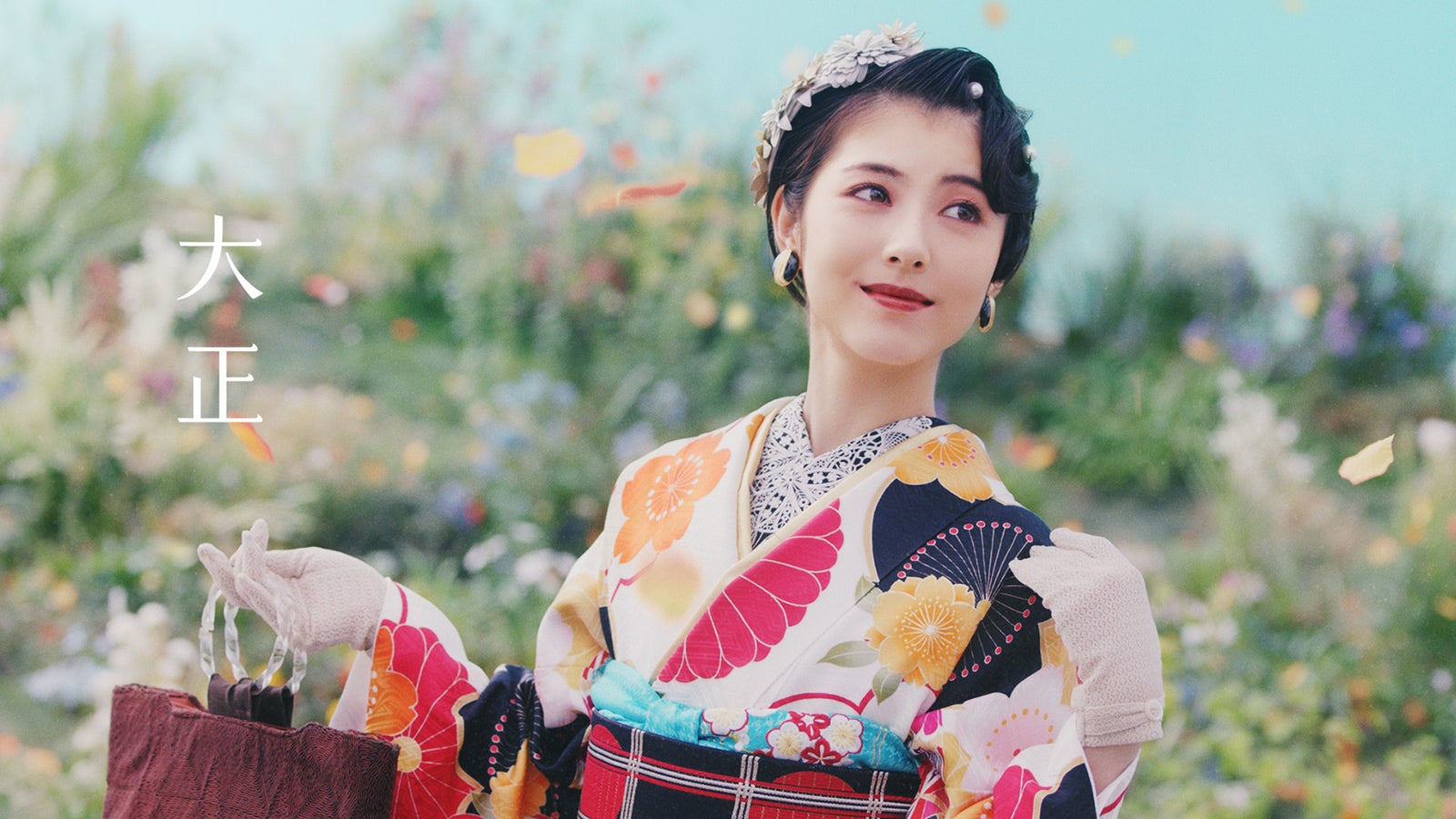 浜辺美波／大正をイメージした振袖（提供写真）