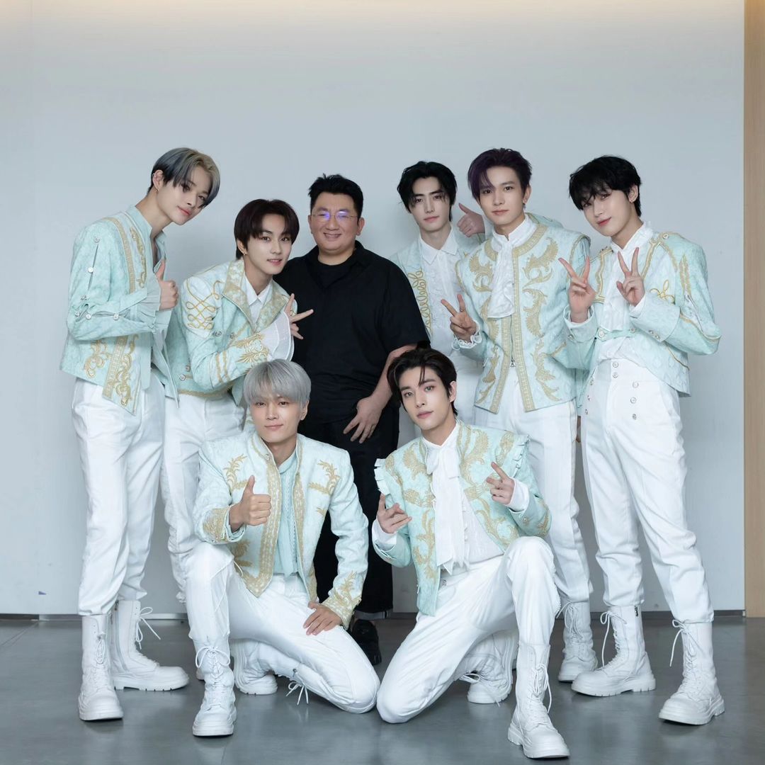 HYBEバン・シヒョク氏、更にほっそり ENHYPENとの共演が話題