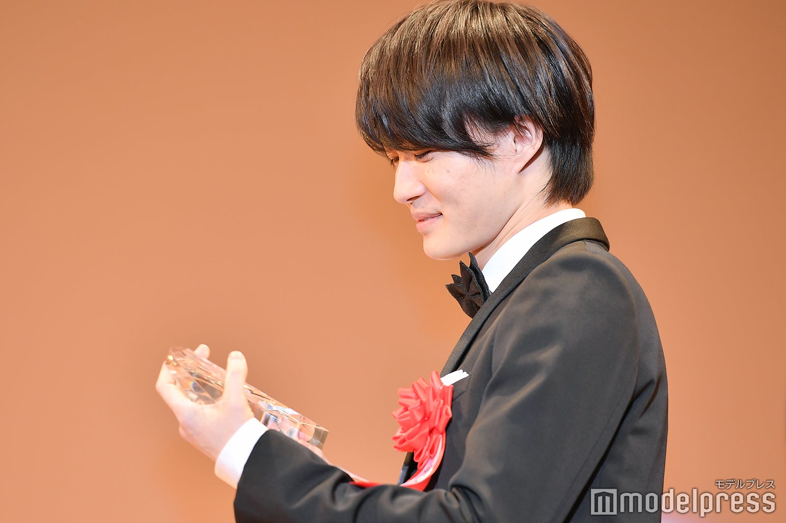 嬉しそうにトロフィーを見つめる神木隆之介（C）モデルプレス