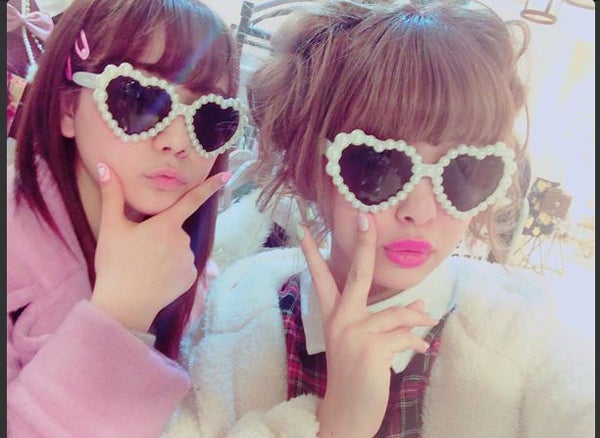 お揃いのサングラスを購入（左から）村重杏奈、藤田ニコル／藤田ニコルTwitterより