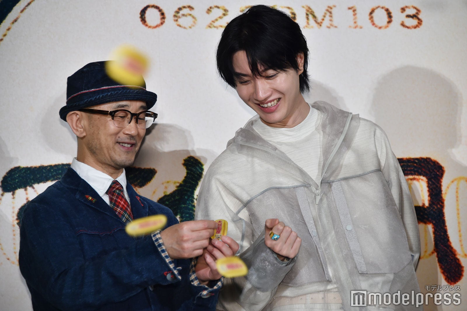 小判の紙吹雪を捕まえた前田哲監督と桜田通（C）モデルプレス