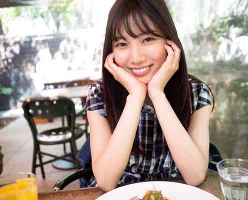 日向坂46河田陽菜が見つめる…“彼女感”あふれるほおづえショット<1st写真集「思い出の順番」先行カット>