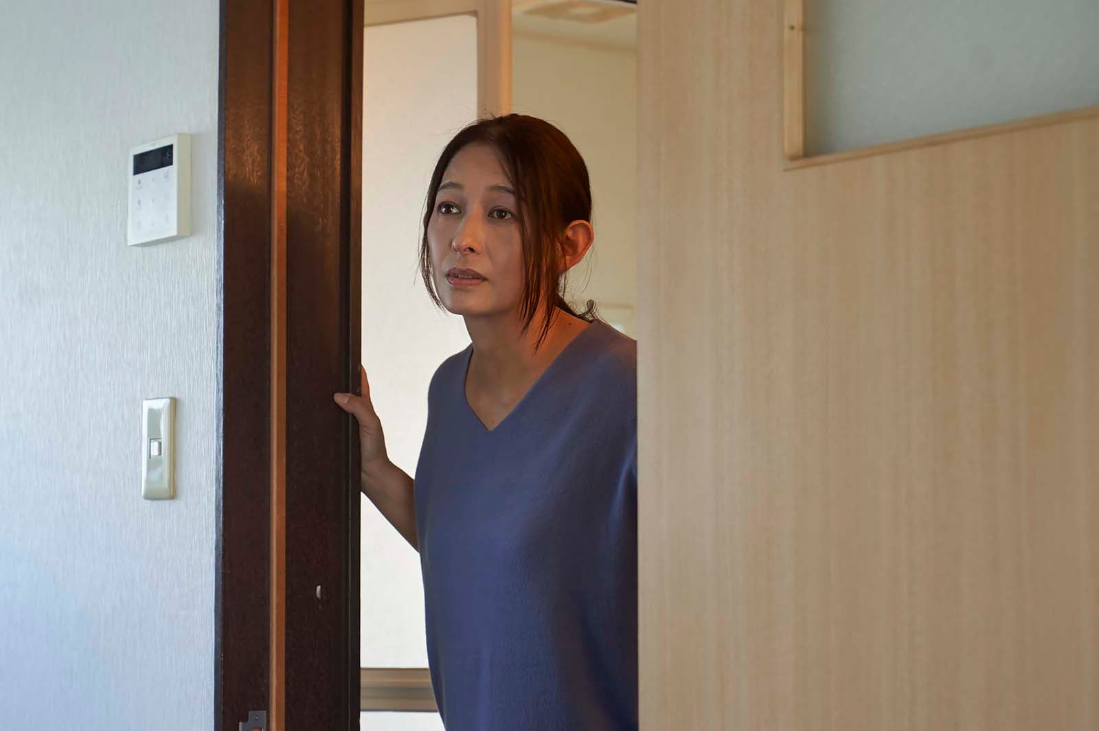 片岡礼子「少年のアビス」第1話より（C）峰浪りょう・集英社／「少年のアビス」製作委員会・MBS