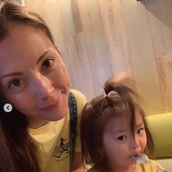 土屋アンナ、長女との親子コーデ2ショット公開に反響「可愛い親子」「似合ってますね」