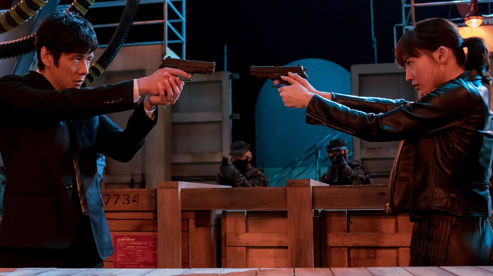 西島秀俊、綾瀬はるか（C）2020映画「奥様は、取り扱い注意」製作委員会