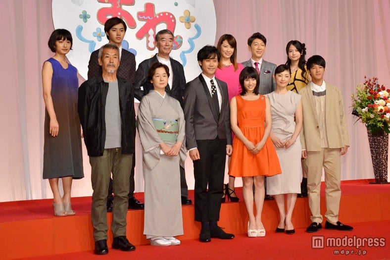 （前列左手から）田中泯、田中裕子、大泉洋、土屋太鳳、常盤貴子、葉山奨之（後列左から）門脇麦、山崎賢人、中村敦夫、鈴木砂羽、篠井英介、清水富美加【モデルプレス】