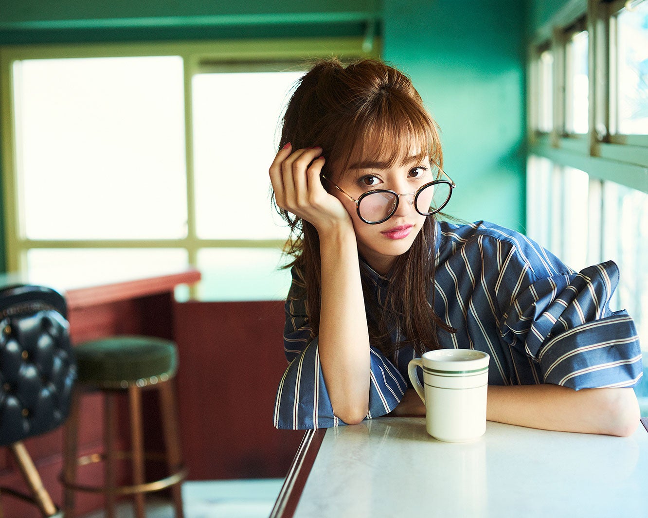 伊達メガネ￥790／GU、ストライプ柄ブラウス￥23,000／Cry.（C）TOPLOG