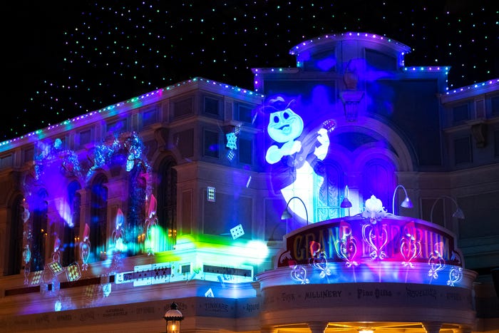 ワールドバザール内でも特別演出(C)Disney