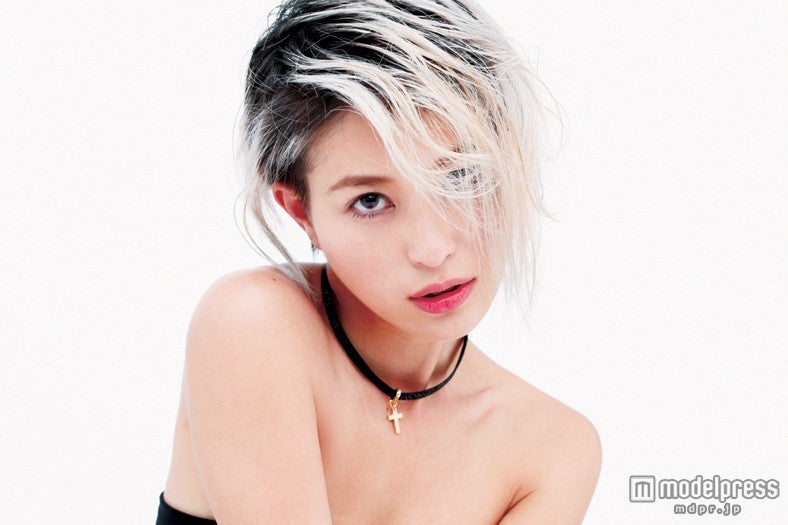 山本優希、セクシーな肌魅せで誘う表情　独自の世界観を演出