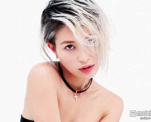 山本優希、セクシーな肌魅せで誘う表情 独自の世界観を演出