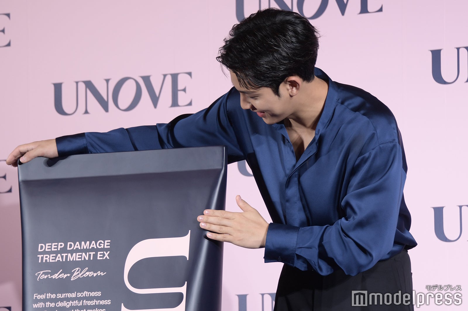 巨大オブジェにも投げキスするミンギュ（C）モデルプレス