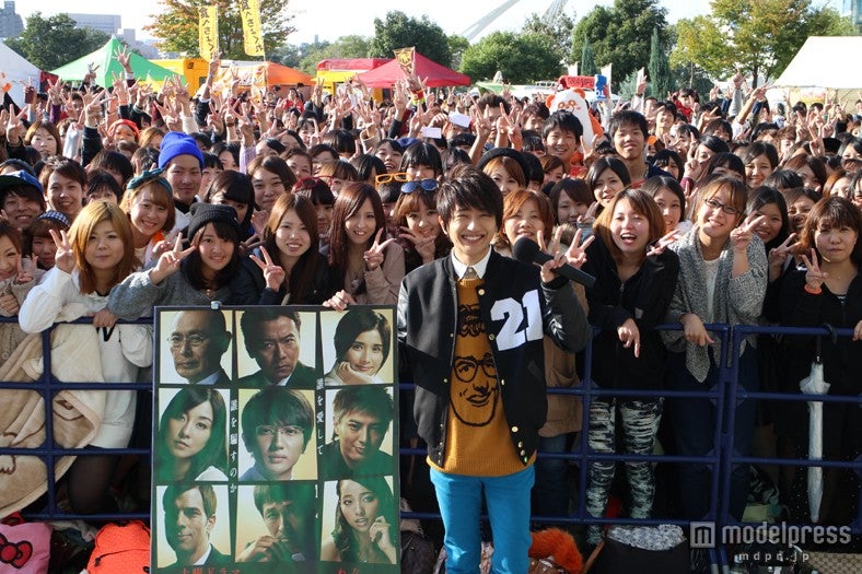400人のファンに囲まれた西島隆弘（C）NHK