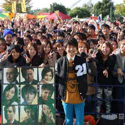 400人のファンに囲まれた西島隆弘（C）NHK