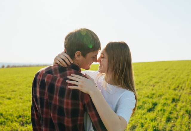 俺の気持ち伝わってくれ 男性が 好きな女性にするハグ とは モデルプレス