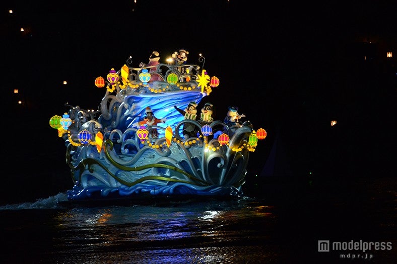 「カラー・オブ・クリスマス」船に乗ってハーバーを周遊