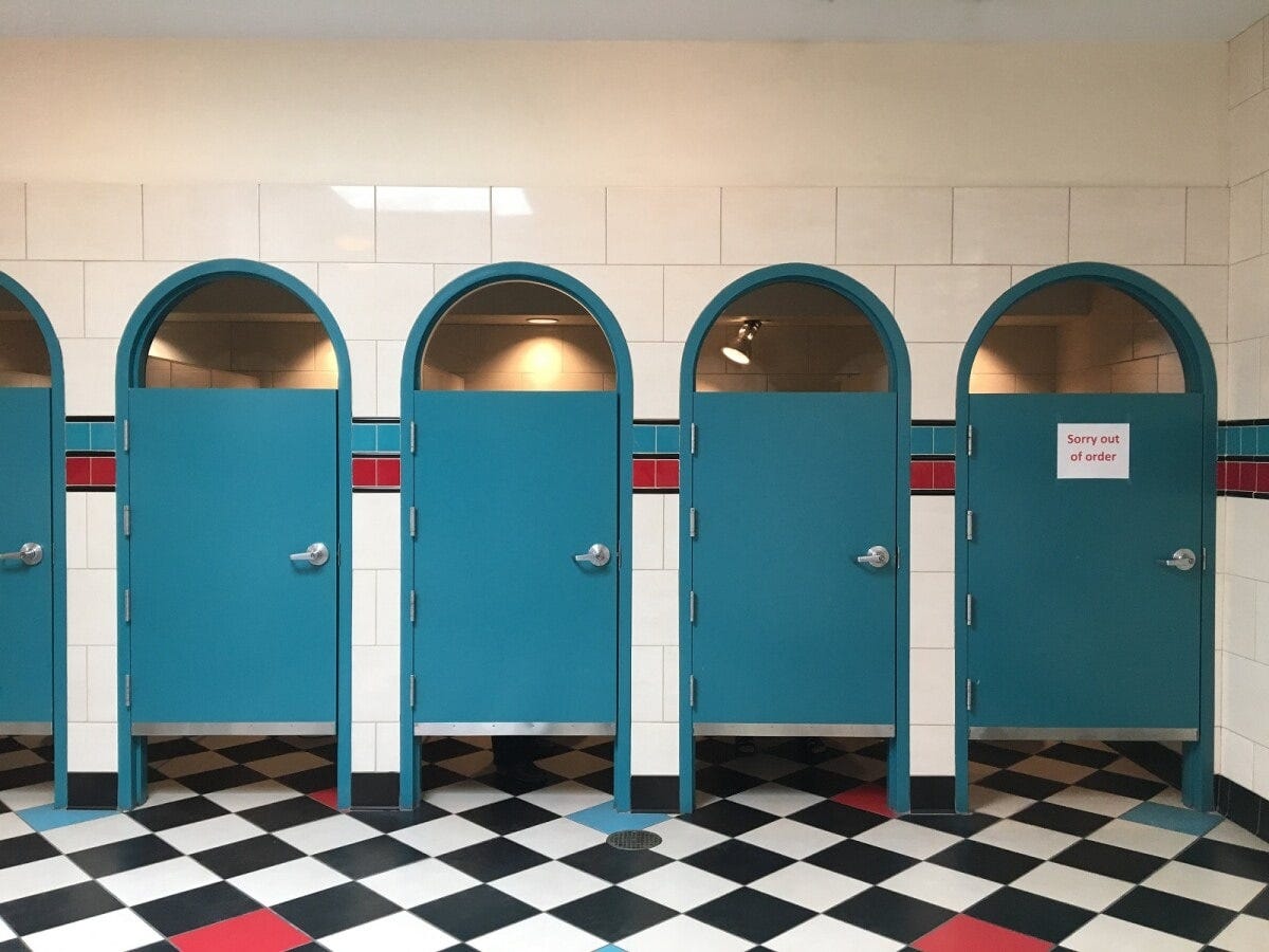 アメリカのトイレは防犯対策として、ドアの上下が大きく空いていることがあります