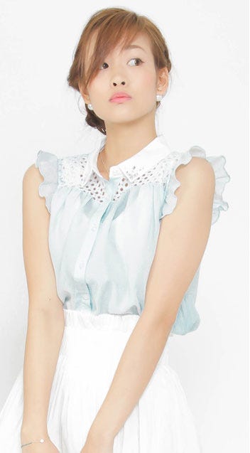 エアリーフリルビジューorストライプノースリブラウス「salus」2,700円(税込)